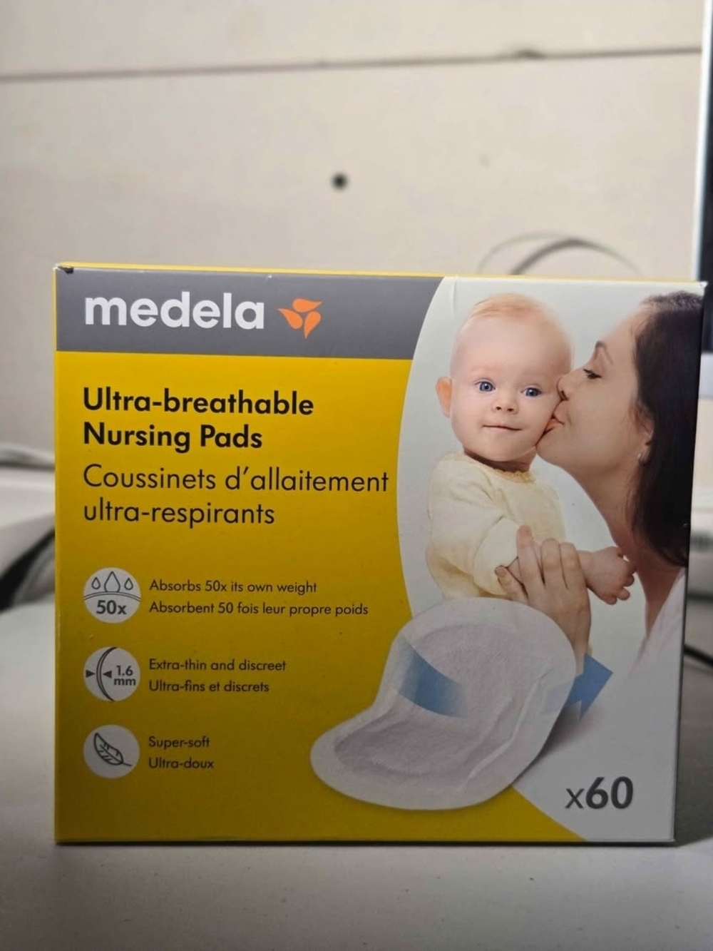 Medela Ultra-Breathable Nursing Pads - Yellow and White